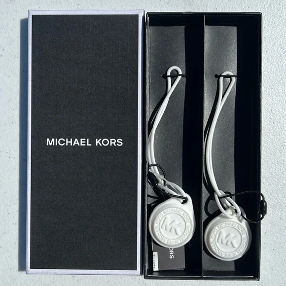 🔥low start🔥Michael Kors NWT in the Box white silicon Air Tags cover - Picture 7 of 7